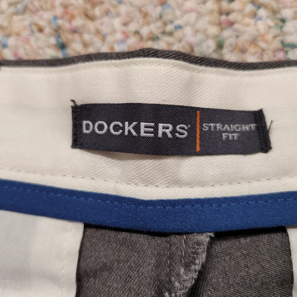 Dockers Pants Mens 32x32 Grey Easy Khaki Straight Fit Flat Front Slacks Prep New
